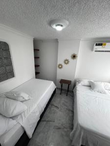 Ένα ή περισσότερα κρεβάτια σε δωμάτιο στο Your Perfect Luxury Escape by the Sea