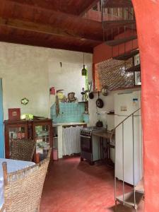 une cuisine avec une cuisinière et un comptoir dans l'établissement Casa da Mel, um refúgio cercado pela natureza, à Cairu