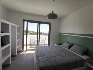 Un dormitorio con una cama y vista al agua. en Au cœur de Demina, en Demina 52 fotos más