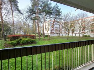 a view of a park from a balcony at Chambre Privée Cosy- Dans Appartement Moderne en Colocation- Tram A -P2-4 in Lormont