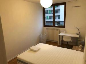 a room with a bed and a desk and a window at Chambre Privée Cosy- Dans Appartement Moderne en Colocation- Tram A -P2-4 in Lormont