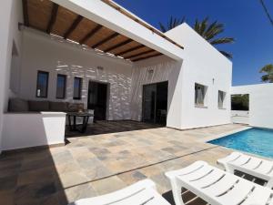 una villa con piscina y una casa en Au cœur de Demina, en Demina