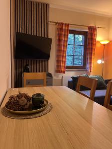 una mesa de comedor con un plato de comida. en Apartmány Pod Javorem, en Pec pod Sněžkou