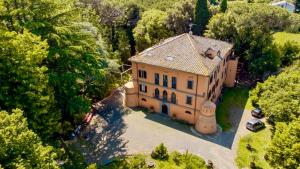 an aerial view of a large house with trees at Castello Vinci - Dimora di Charme in Vetralla