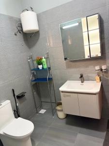 Koupelna v ubytování Serene Modern Escape in Kampala, Ntinda + 2 fotografie