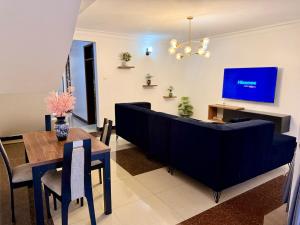 TV a/nebo společenská místnost v ubytování Serene Modern Escape in Kampala, Ntinda