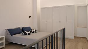 ein Schlafzimmer mit einem Bett mit einem Kuhkissen drauf in der Unterkunft La casa degli Archibugi in Sulmona