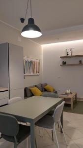 ein Wohnzimmer mit Tisch und Stühlen und einer Couch in der Unterkunft La casa degli Archibugi in Sulmona