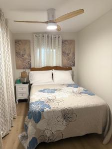 ein Schlafzimmer mit einem Bett mit geblümter Tagesdecke in der Unterkunft treasure house in St Petersburg