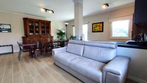 ein Wohnzimmer mit Sofa und Tisch in der Unterkunft Il Cedro in Candelo
