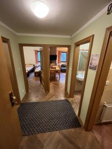 - Vistas a la sala de estar desde el pasillo de una casa en Apartmány Pod Javorem, en Pec pod Sněžkou