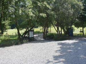 SwimbridgeにあるKingfisher - 30788の木の砂利道