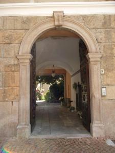 un accès à un bâtiment avec une arche dans l'établissement FeWo Luino Loft, à Luino