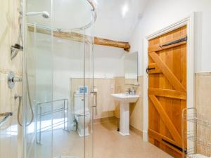 キャッスルトンにあるColtus Landsのシャワー、トイレ、洗面台を備えたバスルーム