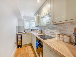 Køkken eller tekøkken på Buttercup Cottage - Uk45969