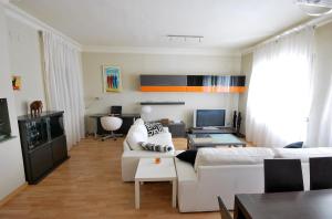 バルセロナにあるMarina SDBのリビングルーム(白いソファ、テレビ付)