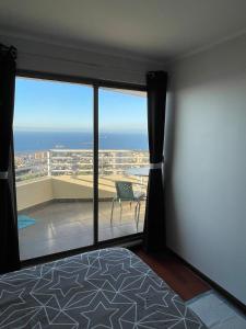 a room with a balcony with a view of the ocean at Valparaiso Preciosa Vista al Mar in Valparaíso