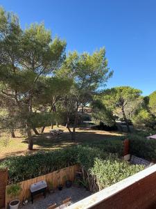 a view of a park with trees and a fence at Charmant T2 refait à neuf, St Raphaël, Valescure in Saint-Raphaël +2 photos