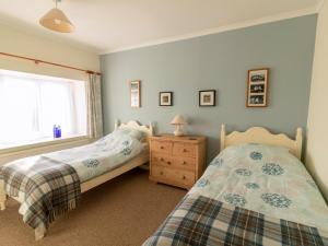 MathryにあるLittle Roostのベッド2台とドレッサーと窓のある寝室 +10枚の写真