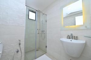 Koupelna v ubytování Liyu Hotel Apartment + 20 fotografií