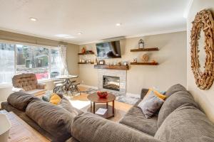 Χώρος καθιστικού στο Walk to Giant Steps and Hot Tub Brian Head Condo!