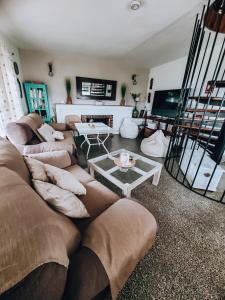 ein Wohnzimmer mit Sofa und Tisch in der Unterkunft Casa Terra in Hontanar