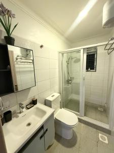 Ένα μπάνιο στο A Cozy Apartment in Kampala, Ntinda