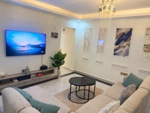 Μια τηλεόραση ή/και κέντρο ψυχαγωγίας στο A Cozy Apartment in Kampala, Ntinda