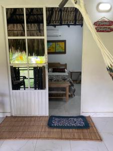 ein Zimmer mit einer Tür, die zu einem Schlafzimmer führt in der Unterkunft Zéfiro Hostal in San Bernardo del Viento