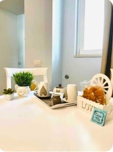 een tafel met een dienblad met eten erop bij Casa di Fló in Bari