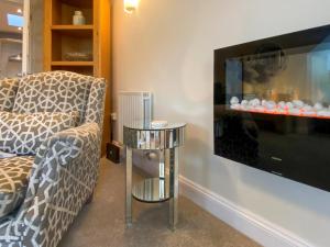 een woonkamer met een bank, een tv en een tafel bij The Police Station - Uk45642 in Silloth +38 foto's