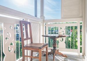 ドンプキにあるLiberoの窓のある部屋にある椅子とテーブル