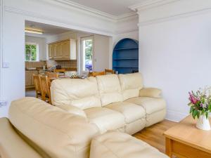 ein weißes Wohnzimmer mit einer Couch und einem Tisch in der Unterkunft On The Beach, East Yardley House - Uk31203 in Downderry