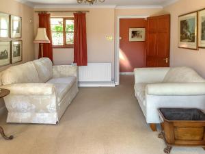 een woonkamer met twee banken en een tafel bij Cwmfron House in Llanidloes