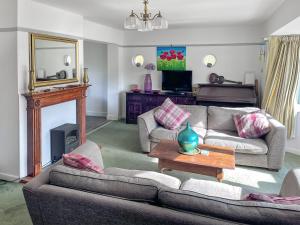 Una sala de estar con dos sofás y una mesa. en Pillango, en Cowes