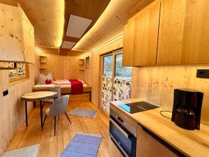 ein kleines Haus mit einer Küche und einem Schlafzimmer in der Unterkunft Herbert's Naturlodge - Ferienidyll im Naturpark Zittauer Gebirge in Hainewalde + 27 Fotos