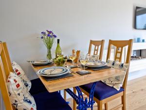 ブリクサムにあるDunlin 4 - The Coveのダイニングルームテーブル(皿、ワイングラス付)
