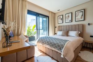 Un dormitorio con una cama y un escritorio y una ventana. en CFC business, Coworking, gym, self check-in, en Casablanca