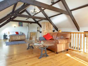 SticklepathにあるUk45543-The Threshing Barnの革張りのソファとテーブルのあるリビングルーム