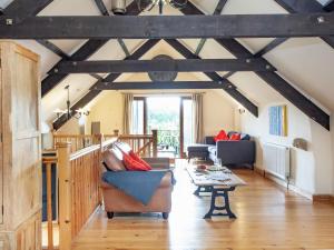 SticklepathにあるUk45543-The Threshing Barnのソファとテーブルのあるリビングルーム