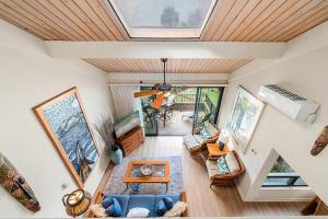 Posezení v ubytování Kahana Village 3 · KHV 3 Remodeled 2BD Condo with Oceanfront Lan