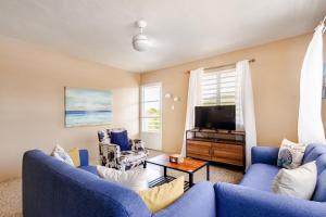 Μια τηλεόραση ή/και κέντρο ψυχαγωγίας στο Cómodo y acogedor en Fajardo con vista al mar