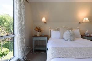 Ένα ή περισσότερα κρεβάτια σε δωμάτιο στο Sunset Sanctuary: Waterfront Home with Balcony and Patio