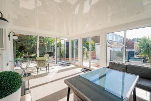 Una sala de estar con una mesa de cristal y un sofá. en 3 Bed House With Free Parking, Garden & Fast Wifi, en Cardiff