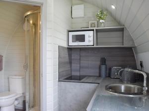 Una pequeña cocina con fregadero y microondas. en Laurel Pod - Uk47203, en Westhead
