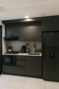 Kuchyň nebo kuchyňský kout v ubytování Sky lounge Loft vista al mar, bar en piscina + 13 fotografií