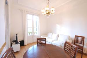 a living room with a table and a white couch at Rocafort SDB in Barcelona