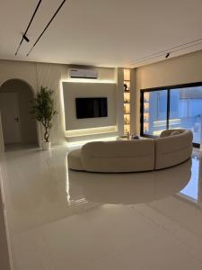 Μια τηλεόραση ή/και κέντρο ψυχαγωγίας στο 03 villa dubai nad alhamar