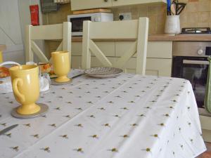 ein Tisch mit einer weißen Tischdecke, auf der Marienkäfer abgebildet sind in der Unterkunft Gold Cottage in Swaffham