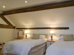 En eller flere senge i et værelse på Oak Barn Cottage + 6 billeder